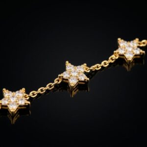Zirkonia Armband Gold am Handgelenk getragen – Stern-Design vergoldet – Von Glanz