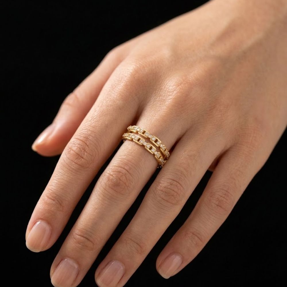 Chain Ring Gold am Finger getragen