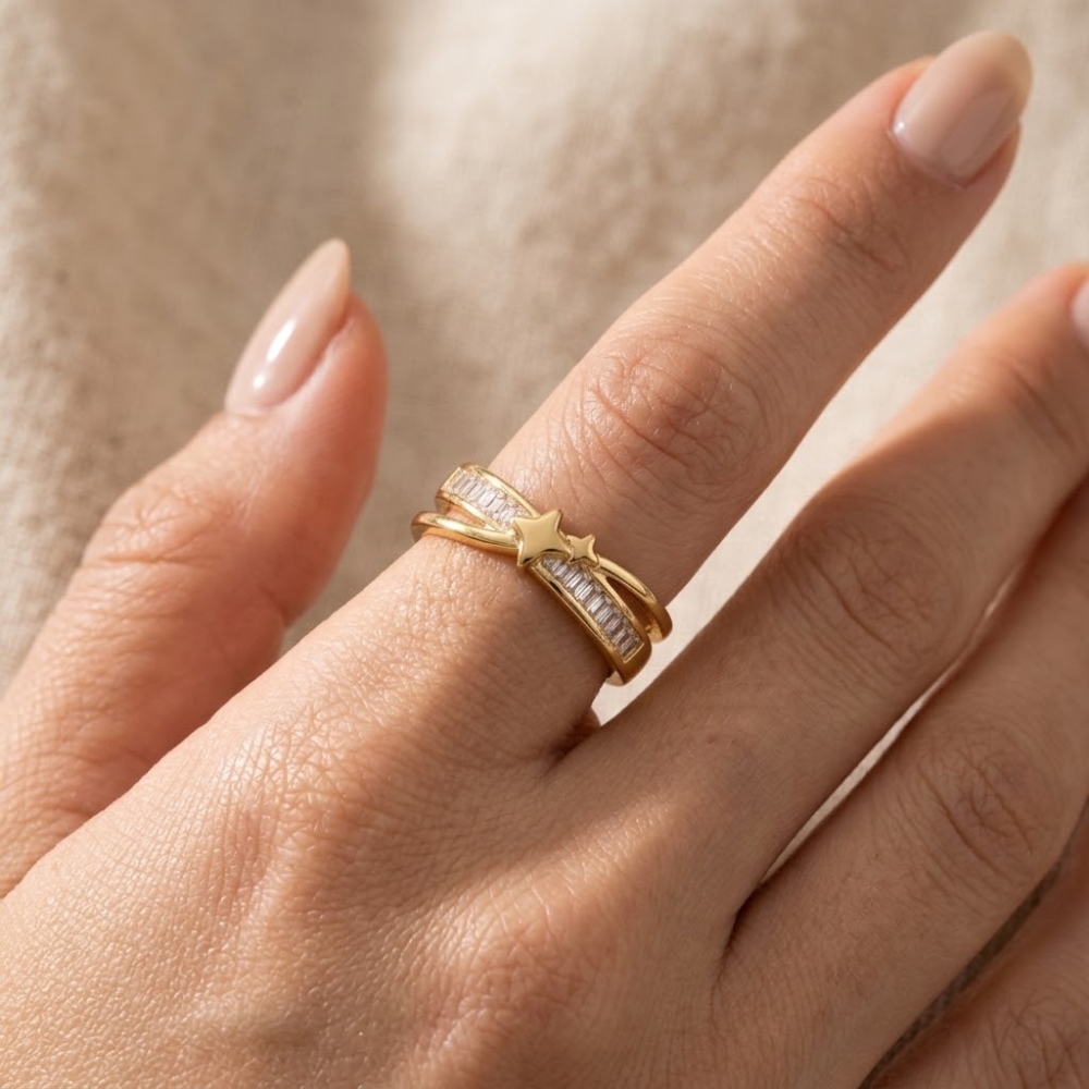 Star Ring Gold am Finger getragen